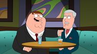 Family Guy – Nachdem Peter (l.) seinen Schwiegervater Carter (r.) mit einer anderen Frau im Bett erwischt hat, benutzt er den Seitensprung als Druckmittel gegen ihn. Der Ehebrecher gibt sich geschlagen, und Peter genießt ein ganz neues Luxusleben ...