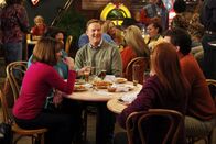 The Middle – Stellen fest, dass ein Abend ohne Kinder zwar schön ist, aber auch nicht die ganze Zeit sein muss: Frankie (Patricia Heaton, vorne l.), Nancy (Jen Ray, M. l.), Ron (Sean O'Bryan, hinten l.), Bill (Pat Finn, hinten r.) und Paula (Julie Brown, vorne r.) ...