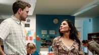Almania – Die junggebliebene Lehrerin Sahra (Pegah Ferydoni) flirtet mit Frank Stimpel (Phil Laude) und nutzt dazu sehr vielfältige Methoden, um ihn rumzukriegen.