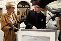 Familie inklusive – Die Galeristin Katharina (Uschi Glas) packt mit ihrem Mitarbeiter Sascha (Thomas Limpinsel) Kunstwerke für ihren Umzug ein.
