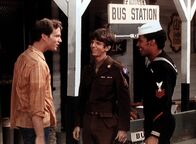 Die Waltons – John Boy (Robert Wightman, l.) begrüßt seinen Bruder Jim Bob (David W. Harper, M.) und Jody Foster (Charles R. Penland, r.), die gerade aus der Armee entlassen worden sind.