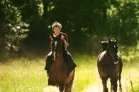 Pferde Stehlen – Der junge Trond (Jon Ranes) genießt in einem aufregenden Sommer seiner Kindheit die anfängliche Unbeschwertheit.