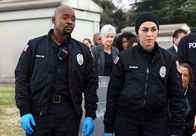 9-1-1: Lone Star – Paul Strickland (Brian Michael Smith, l.); Marjan Marwani (Natacha Karam, r.)