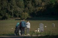 Alive and Kicking – Angespornt durch Lucas (Héctor Pérez), Guada (Sara Manzano) und Mickey (Álvaro Requena) findet Verena (Hanna Schygulla) Frieden am Grab ihres Bruders.