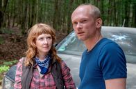 Tod am Rennsteig – Försterin Maja Schorlau (Sarah Bauerett) hilft dem Ermittler Jan Kawig (Bernhard Conrad) bei der Spurenlese im Thüringer Wald – und findet an ihm Interesse.