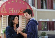 Sturm der Liebe – ARD STURM DER LIEBE FOLGE 1651 Uhr im ERSTEN. Doris (Simone Ritscher, l.) bittet Konstantin (Mortiz Tittel, r.) ihr bei der Leitung des Hotels zu helfen.
