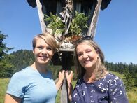 Kreuzer trifft ... – Moderatorin Marianne Kreuzer (rechts) besucht Biathlon-Legende Magdalena Neuner in ihrer Heimat Wallgau.