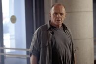 Hannibal – Unter dem Namen Dr. Fell hat sich Hannibal Lecter (Anthony Hopkins) in Florenz niedergelassen, wo er als Museumskurator der Capponi-Bibliothek arbeitet.