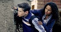 Trio – Wer ist für die fremdenfeindlichen Graffittis am Asylbewerberheim verantwortlich? Simon (Oskar Lindquist) und Nora (Naomi Hasselberg Thorsrud) ermitteln auf eigene Faust.