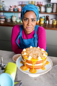 Nadiyas Backwelt – Nadiya Hussain mit einem Mango-Kokos-Kuchen.