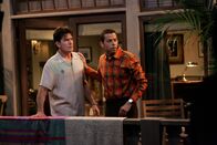 Two and a Half Men – Charlie (Charlie Sheen, l.) versucht, sich mit exzessivem Glücksspiel, Alkohol und vielen Frauen darüber hinwegzuhelfen, dass er die Hochzeit mit Mia abgesagt hat, um seinen Bruder Alan (Jon Cryer, r.) nicht auf die Straße setzen zu müssen ...