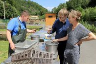 Zu Tisch ... – Heike und Ulrich Raupach kaufen frische Flusskrebse für das Leipziger Allerlei.