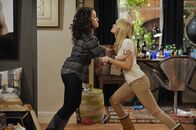 2 Broke Girls – Streitereien um nichts: Caroline (Beth Behrs, r.) und Max (Kat Dennings, l.) zoffen sich wegen Kleinigkeiten. Ihre neue Arbeitgeberin Sophie ist der Meinung, Caroline wäre für den Job als Putzhilfe ungeeignet und ist Max nur ein Klotz am Bein. Behält sie Recht oder kann Caroline doch noch zeigen, was in ihr steckt?; Streitereien um nichts: Caroline (Beth Behrs, r.) und Max (Kat Dennings, l.) zoffen sich wegen Kleinigkeiten. Ihre neue Arbeitgeberin Sophie ist der Meinung, Caroline wäre für den Job als Putzhilfe ungeeignet und ist Max nur ein Klotz am Bein. Behält sie Recht oder kann Caroline doch noch zeigen, was in ihr steckt?