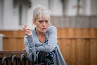 The Bay – Margaret Foley (Tracie Bennett) beobachtet ein Polizeiauto.