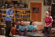 The Big Bang Theory – Penny (Kaley Cuoco, r.), Amy (Mayim Bialik, 2.v.r.), Leonard (Johnny Galecki, 2.v.l.) und Sheldon (Jim Parsons, l.) veranstalten einen Spieleabend. Ausgerechnet Sheldon ist mit den ausgewählten Spielen so überfordert, dass er und Leonard gegen Penny und Amy nicht den Hauch einer Chance haben ...