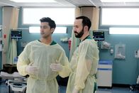 Atlanta Medical – Dr. Devon Pravesh (Manish Dayal, l.); Dr. Irving Feldman (Tasso Feldman, r.)