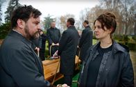 Spreewaldkrimi – Kommissarin Luise Bohn (Alina Stiegler) begegnet ihrem, eigentlich im Gefängnis sitzenden, Vater Dirk Bohn (Sascha Geršak) auf der Beerdigung ihrer Mutter.