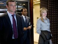 Salt – Noch ahnen die beiden CIA-Agenten Ted Winter (Liev Schreiber, l.) und Peabody (Chiwetel Ejiofor, M.) nicht, dass sie schon ganz bald ihre fähigste Agentin, Evelyn Salt (Angelina Jolie, r.), jagen werden.