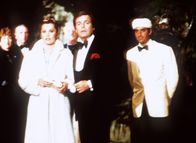 Hart aber herzlich – Jennifer (Stefanie Powers, l.) und Jonathan (Robert Wagner, 2.v.r.) sind bei der feierlichen Eröffnung einer archäologischen Ausstellung. Nichtahnend, dass ein Gast in Jennifer einer verlorene Prinzessin vermutet ...