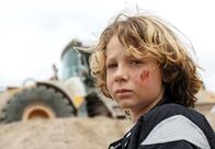 Der Dicke – MDR Fernsehen DER DICKE II. STAFFEL FOLGE 15, "Schussfahrt" Uhr. Die unerlaubte Schussfahrt mit dem Baustellenfahzeug haben nicht nur bei Bodo Merker (Fabian Meier) Schrammen hinterlassen.