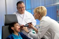 In aller Freundschaft – Der 10-jährige Noah Orth (Bruno Renne, links) wird mit einer schweren Angina in die Sachsenklinik gebracht. Dr. Kathrin Globisch (Andrea Kathrin Loewig, rechts) und Pfleger Hans-Peter Brenner (Michael Trischan) müssen Noah sagen, dass er ein paar Tage in der Klinik bleiben muss. Doch das ist Noah egal - er will nur wissen, ob er am nächsten Tag mit seinem Chor für das Weihnachtssingen proben kann.