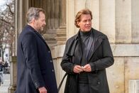 Der Alte – Caspar Bergmann (Thomas Heinze, r.) erwischt Mario Degenhardt (Christian Erdmann, l.) bei der Annahme eines ganz besonderen Gegenstands.
