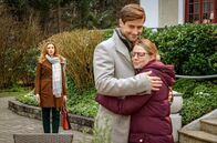 Sturm der Liebe – Josie (Lena Conzendorf, r.) und Paul (Sandro Kirtzel, M.) bekommen nicht mit, dass Constanze (Sophia Schiller, l.) Zeugin ihrer Umarmung wird.