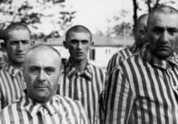 Ein Tag in Auschwitz – Neu eingetroffene Männer, die zunächst weiterleben dürfen – ihnen stehen in Auschwitz schwere Arbeit, Hunger, Erniedrigungen und Misshandlungen bevor.