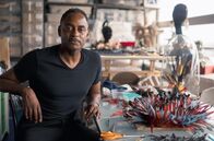 GEO Reportage – Eric Charles-Donatien ist „Plumassier“, Federschmuckmacher: Sein Gewerk ist aus der Haute Couture nicht wegzudenken.