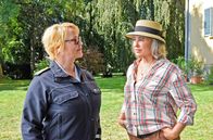 WaPo Bodensee – Nele Fehrenbach (Floriane Daniel, l.) befragt Emilia v. Lubitz (Brigitte Karner, r.) zu ihrem ehemaligen Erntehelfer. Diese behauptet, sich überhaupt nicht an ihn erinnern zu können.