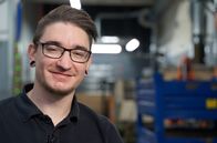Mensch Heimat – Aike Jann Zügner hat jeden Tag mit „Sound“ zu tun. Er leitet die Schlosserei bei König & Meyer, dem Weltmarktführer für Noten- und Keyboard-Ständer, der in Künstlerkreisen bekannt ist und besten Ruf genießt, worauf Aike Jann zurecht stolz darauf.