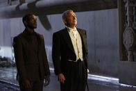 Gotham – Lucius Fox (Chris Chalk, l.); Alfred Pennyworth (Sean Pertwee, r.)