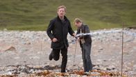 Mord auf Shetland – Detective Inspector Jimmy Perez (Douglas Henshall) und sein Kollege Sandy Wilson (Steven Robertson) beeilen sich, um die Spuren am Tatort vor der Flut zu sichern.