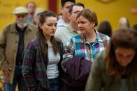 Dopesick – Kämpfen gegen die Sucht, v.li.: Kaitlyn Dever als Betsy Mallum, Mare Winningham als Diane Mallum