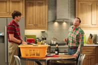 Two and a Half Men – Während Alan (Jon Cryer, r.) vor einem einsamen Weihnachtsfest steht, versucht Walden (Ashton Kutcher, l.) sein neues Leben als Sam Wilson zu meistern ...