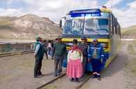 Magische Anden – Ein umgebauter Reisebus auf Schienen ist die einzige Verbindung von La Paz in die Bergdörfer bei Charaña, Boliviens Grenzregion zu Chile.