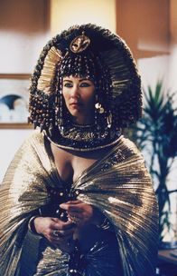 Charmed - Zauberhafte Hexen – Die Wächterin (Stacy Haiduk) der Urne bestraft die Habsucht der Diebe ...