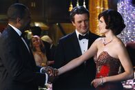 Castle – Richard Castle (Nathan Fillion, M.) stellt Kate (Stana Katic, r.) dem Bürgermeister (Joseph C. Phillips, l.) vor.
