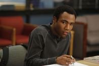 Community – Eigentlich sollte sich Troy (Donald Glover) auf die Abschlussarbeit konzentrieren, doch eine skurrile Theorie lenkt ihn vom Lernen ab ...