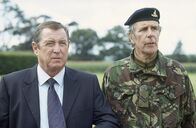 Inspector Barnaby – Inspector Barnaby (John Nettles, li.) muss aufgrund des besonderen Sprengstoffs, der bei der Bombenexplosion verwendet wurde, auch in Militärkreisen ermitteln und trifft in Upper Warden auf die sogenannte Territorialarmee, in der der Buchhändler und verhinderte Schriftsteller Jack Wilson (Tim Preece, re.) zufällig auch Waffenmeister ist.