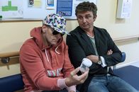 Der Bergdoktor – Martin (Hans Sigl, r.) amüsiert sich über seinen Freund Kahnweiler (Mark Keller, l.), dem die anstehende Untersuchung so peinlich ist, dass er sich maskiert hat.