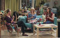 The Big Bang Theory – Frauengespräche: Bernadette (Melissa Rauch, M.), Amy (Mayim Bialik, r.) und Penny (Kaley Cuoco, l.) ...