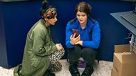Damaged Goods – Tia (Zeynep Bozbay) versucht Nola (Sophie Passmann, r) zu helfen.