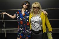 How to Be Single – Alice (Dakota Johnson, l.); Robin (Rebel Wilson, r.)