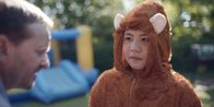 Doppelhaushälfte – Rocco (Minh Hoang Ha) zeigt seinem Vater Andi (Milan Peschel) seine Verkleidung.