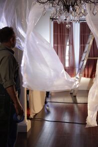 A Haunting - Schatten aus dem Jenseits – Blowing plastic sheets in foyer.