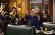 Call Me Kat – (v.l.n.r.) Randi (Kyla Pratt); Phil (Leslie Jordan); Kat (Mayim Bialik)