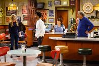 Superior Donuts – Als Franco (Jermaine Fowler, 2.v.l.) sich dazu entschließt, gegen den skrupellosen Immobilienhai zu demonstrieren, der Franco und alle anderen Mieter aus dem Haus vertreiben will, ist Maya (Anna Baryshnikov, l.) sofort begeistert. Doch Arthur (Judd Hirsch, r.) und Randy (Katey Sagal, 2.v.r.) ahnen bereits, dass eine Demo böse enden kann ...