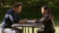 MacGyver – Während MacGyver und Jack versuchen, einen berüchtigten Kunstraubhändler ins Netz zu locken, trifft Riley (Tristin Mays, r.) auf ihren entfremdeten Vater Elwood (William Baldwin, l.) ...