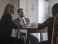 Homeland – Carrie (Claire Danes, l.) nimmt sich gemeinsam mit ihrem Vorgesetzten Reda Hashem (Patrick Sabongui, M.) dem Fall von Sekou Bah an. Doch können sie ihm helfen?